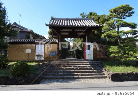 奈良市にある海龍王寺境内に至る参道入り口の風景 奈良市にある海龍王寺境内に至る参道入り口の風景 95635654