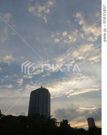 夕暮れ時の風景 95635897