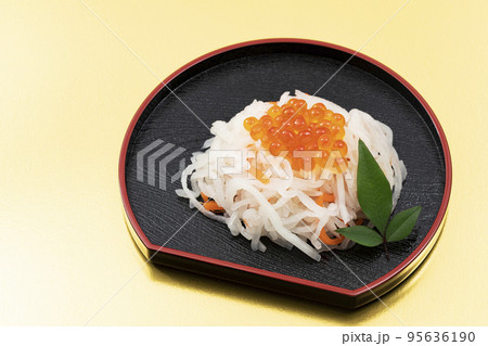 おせち料理その20-02_黒皿のいくらを乗せた紅白なます_背景金 95636190