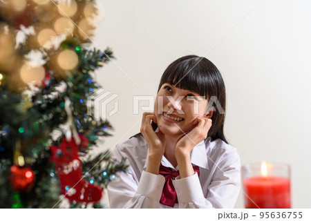 クリスマスを楽しみに待つ女子高校生 クリスマスツリーを見上げて クリスマスを楽しみに待つ女子高校生 クリスマスツリーを見上げて 95636755