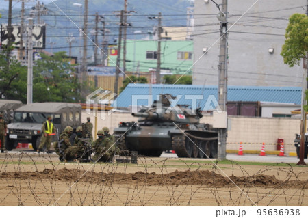 訓練展示を行う陸上自衛隊の74式戦車と81mm迫撃砲 訓練展示を行う陸上自衛隊の74式戦車と81mm迫撃砲 95636938