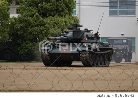 訓練展示を行う陸上自衛隊の74式戦車 訓練展示を行う陸上自衛隊の74式戦車 95636942