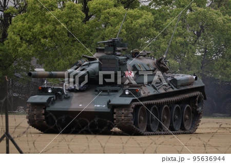姿勢制御を行う陸上自衛隊の74式戦車 姿勢制御を行う陸上自衛隊の74式戦車 95636944