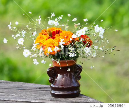 Spring bouquet of flowers Spring bouquet of flowers 95636964