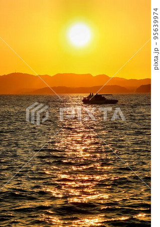 茜色に染まる松江・出雲の夕景…夕焼けの『宍道湖』 茜色に染まる松江・出雲の夕景…夕焼けの『宍道湖』 95639974