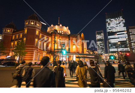 日本の東京都市景観 第8波の前奏曲…コロナ禍前と変わらない東京駅前の帰宅風景…=10月26日 95640202
