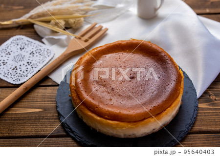 ホールのベイクドチーズケーキ ホールのベイクドチーズケーキ 95640403
