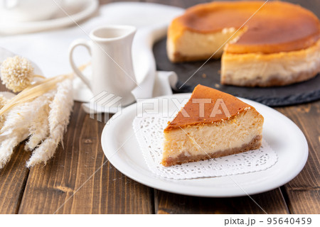 切り分けられたベイクドチーズケーキ 95640459