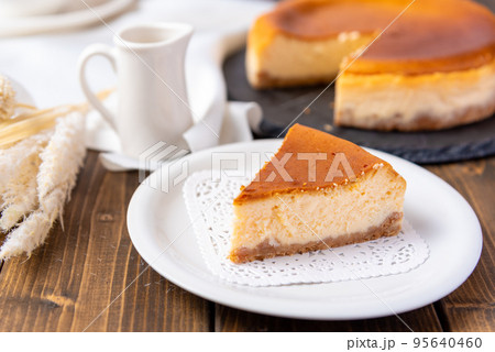 切り分けられたベイクドチーズケーキ 95640460
