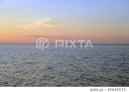 【新潟県糸魚川市】ヒスイ海岸の夕日 【新潟県糸魚川市】ヒスイ海岸の夕日 95640533