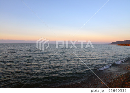 【新潟県糸魚川市】ヒスイ海岸の夕日 【新潟県糸魚川市】ヒスイ海岸の夕日 95640535