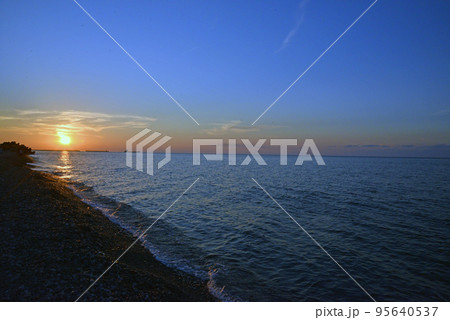 【新潟県糸魚川市】ヒスイ海岸の夕日 95640537