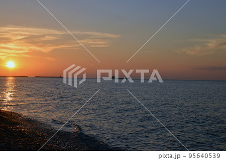 【新潟県糸魚川市】ヒスイ海岸の夕日 95640539