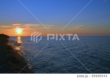 【新潟県糸魚川市】ヒスイ海岸の夕日 95640543