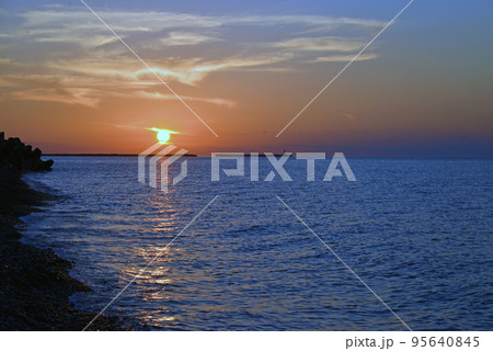 【新潟県糸魚川市】ヒスイ海岸の夕日 95640845