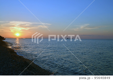 【新潟県糸魚川市】ヒスイ海岸の夕日 【新潟県糸魚川市】ヒスイ海岸の夕日 95640849