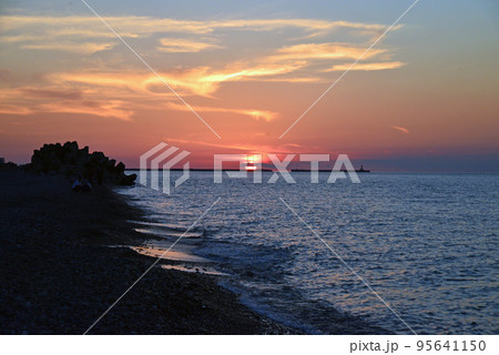 【新潟県糸魚川市】ヒスイ海岸の夕日 【新潟県糸魚川市】ヒスイ海岸の夕日 95641150