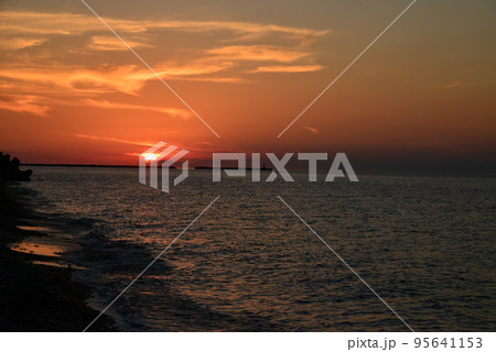 【新潟県糸魚川市】ヒスイ海岸の夕日 95641153