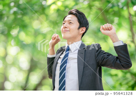 ビジネス　男性　リラックス 95641328