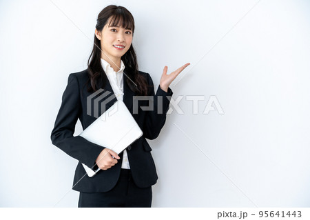 ノートパソコンを持つビジネススーツの若い女性 ノートパソコンを持つビジネススーツの若い女性 95641443