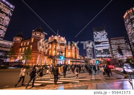 日本の東京都市景観 東京駅丸の内北口から東京駅赤レンガ駅舎などを望む…=10月26日 95641573