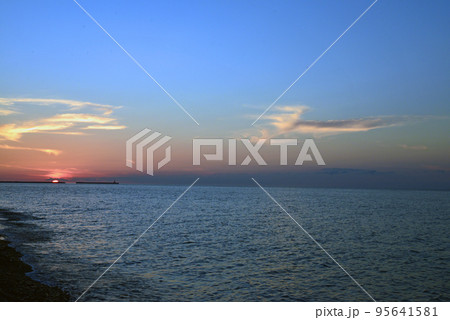【新潟県糸魚川市】ヒスイ海岸の夕日 95641581