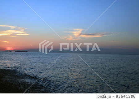 【新潟県糸魚川市】ヒスイ海岸の夕日 95641586