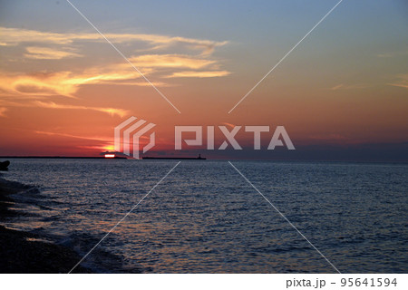 【新潟県糸魚川市】ヒスイ海岸の夕日 95641594