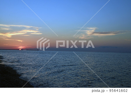 【新潟県糸魚川市】ヒスイ海岸の夕日 【新潟県糸魚川市】ヒスイ海岸の夕日 95641602