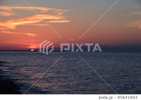 【新潟県糸魚川市】ヒスイ海岸の夕日 95641603