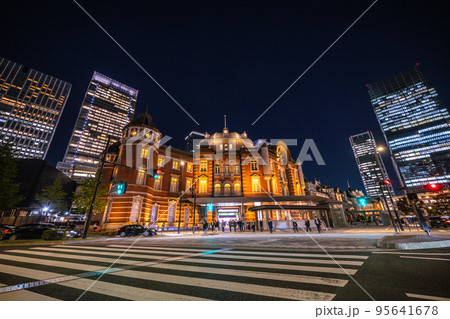日本の東京都市景観 東京駅丸の内北口から東京駅赤レンガ駅舎などを望む…=10月26日 95641678