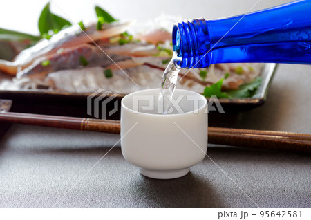 お猪口に注がれる日本酒 95642581