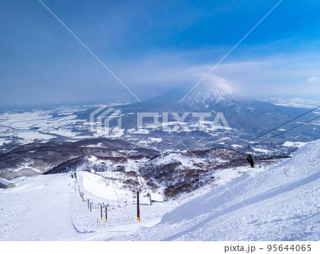 スキー場山頂の急傾斜コースから下界と羊蹄山を望む (北海道、ニセコ) 95644065