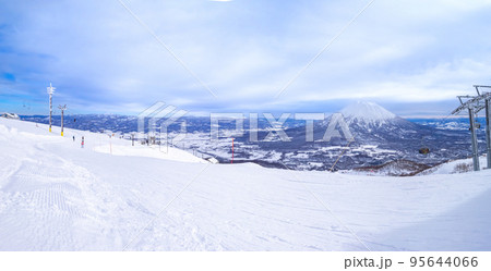 [パノラマ写真] ゲレンデ間を繋ぐ傾斜の緩い連絡コースと羊蹄山 (北海道、ニセコ) 95644066