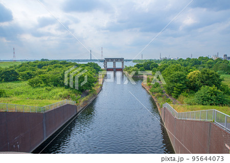 彩湖公園付近の土手から 彩湖方面 荒川の風景 夏の季節 彩湖公園付近の土手から 彩湖方面 荒川の風景 夏の季節 95644073