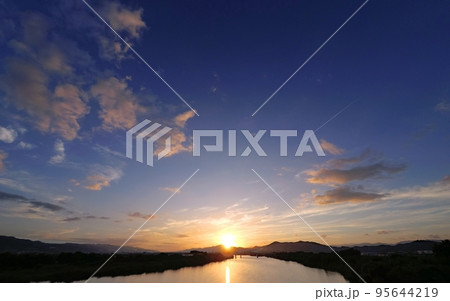 多様な雲が朝焼けした爽やかな秋の夜明け空・超広角・空主体・221004am 多様な雲が朝焼けした爽やかな秋の夜明け空・超広角・空主体・221004am 95644219