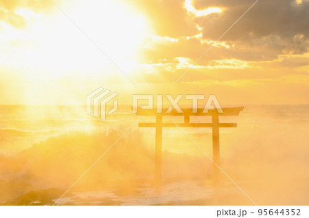大洗海岸の日の出　茨城県 95644352