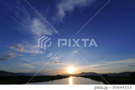 多様な雲が現れた爽やかな秋の朝空・超広角・空主体・221004am 95644353