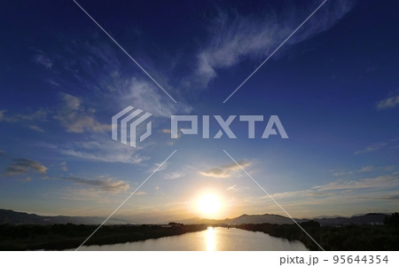 多様な雲が現れた爽やかな秋の朝空・超広角・空主体・221004am 95644354