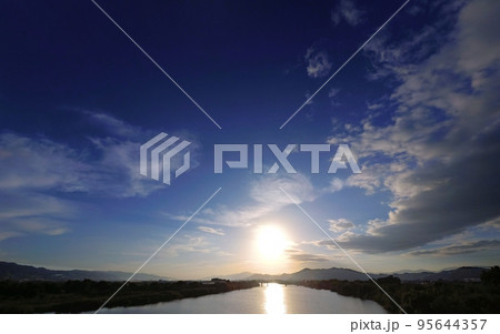 多様な雲が現れた爽やかな秋の朝空・超広角・空主体・221004am 95644357