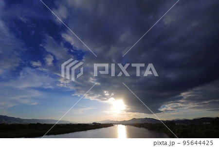 爽やかな青空を暗雲が覆ってきた秋の朝空・超広角・空主体・221004am 爽やかな青空を暗雲が覆ってきた秋の朝空・超広角・空主体・221004am 95644425