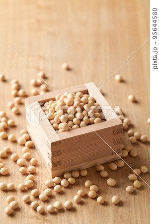 枡に盛った国産大豆 枡に盛った国産大豆 95644580