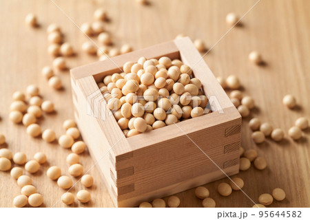 枡に盛った国産大豆 枡に盛った国産大豆 95644582