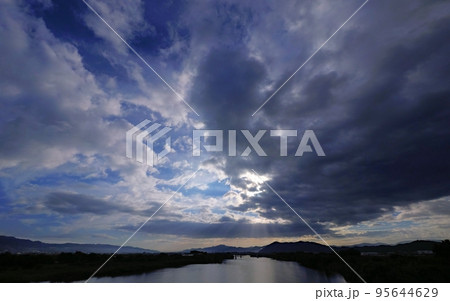 青空と覆う暗雲が交錯する秋の朝空・超広角・空主体・221004am 95644629