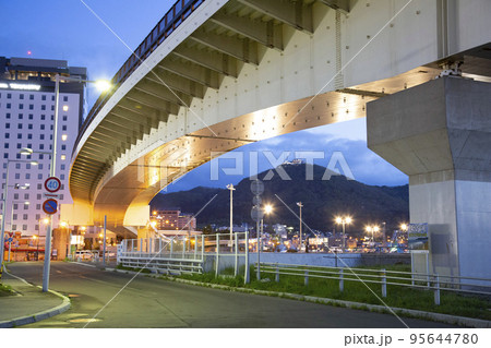 ともえ大橋の下、橋桁を画面いっぱいに入れる　北海道函館市 95644780