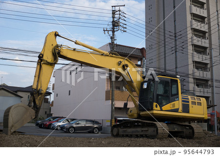 解体現場にあるショベルカー　6 95644793