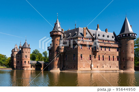 Summer landscape with a view of the ancient Castle De Haar 95644950
