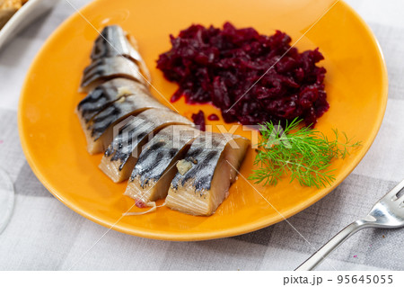 Smoked mackerel served with grated beetroot Smoked mackerel served with grated beetroot 95645055