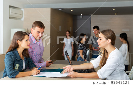 Male and female managers having meeting 95645122