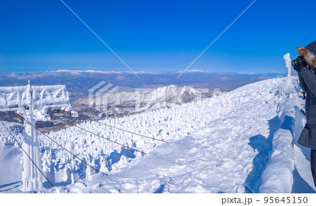 展望台から快晴の樹氷原を見渡す (山形県、蔵王山、地蔵山頂駅) 95645150